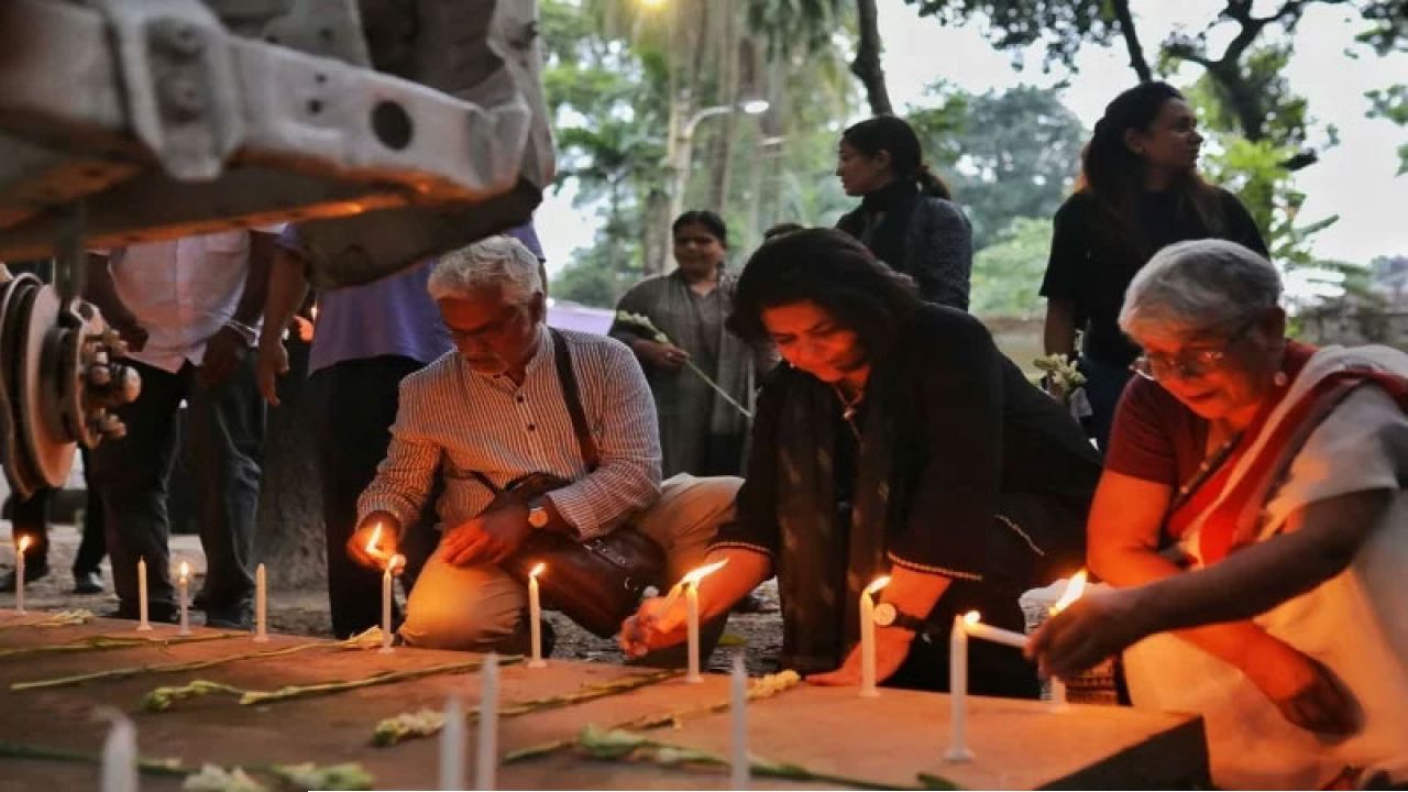 তারেক মাসুদ-মিশুক মুনীরের স্মরণে মোমবাতি প্রজ্বলন